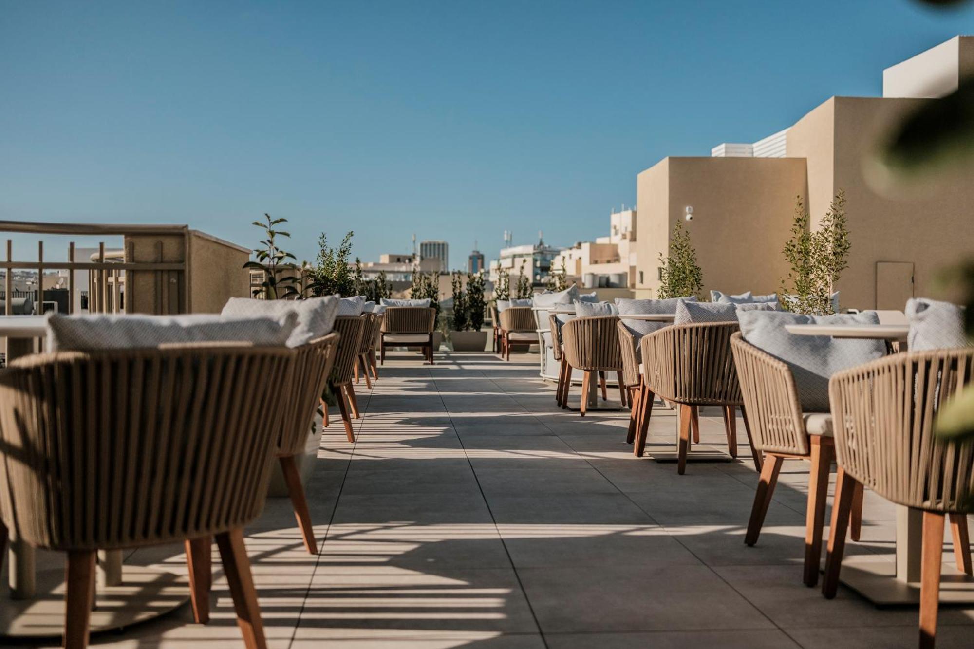 Отель Courtyard By Marriott Слима Экстерьер фото