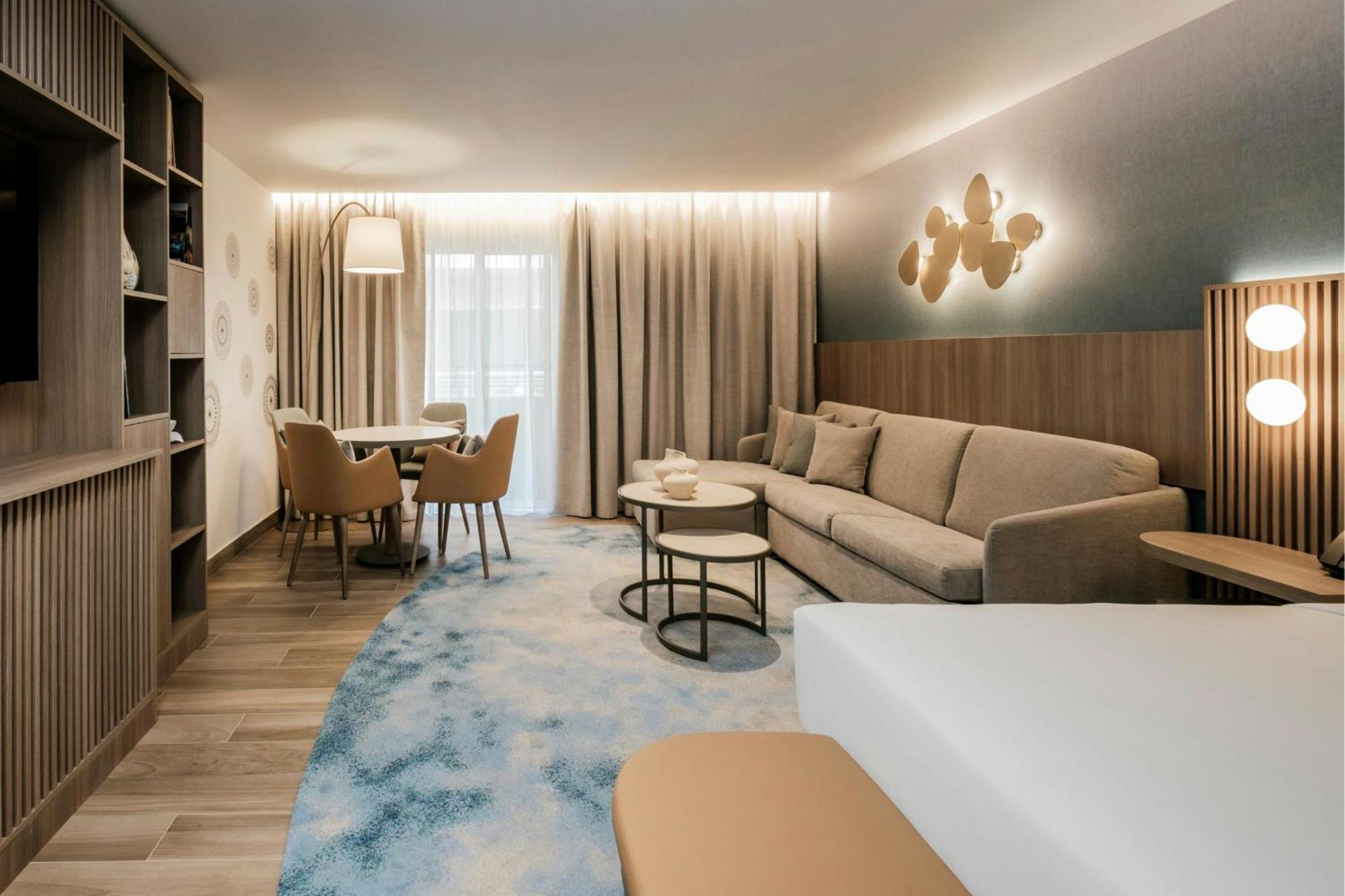 Отель Courtyard By Marriott Слима Экстерьер фото